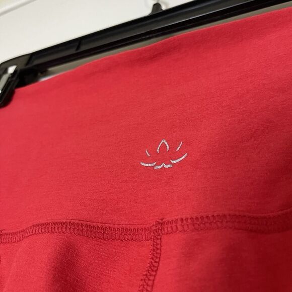Beyond Yoga red cropped high rise leggings size medium - Picture 2 of 6